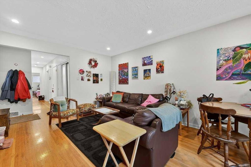 319 37 Street SW, Spruce Cliff — interior photo