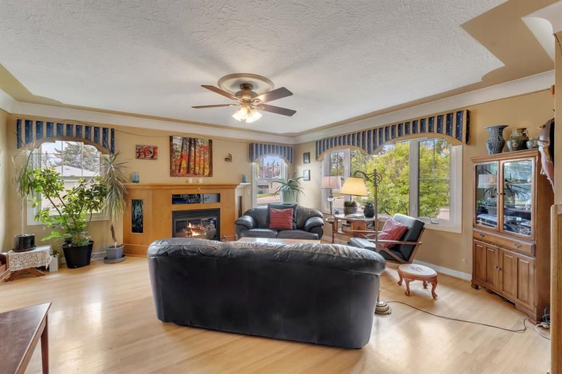 2204 Halifax Crescent NW, Banff Trail — interior photo 5