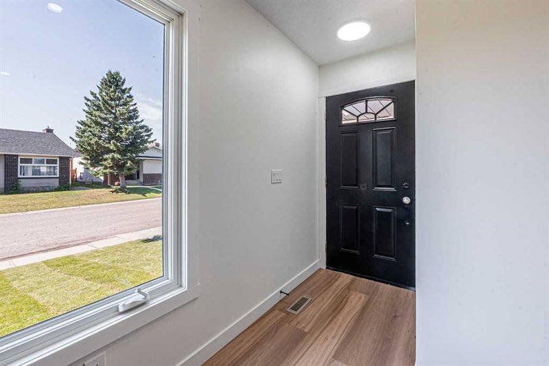 20 Castlegrove Way NE, Castleridge — interior photo 6