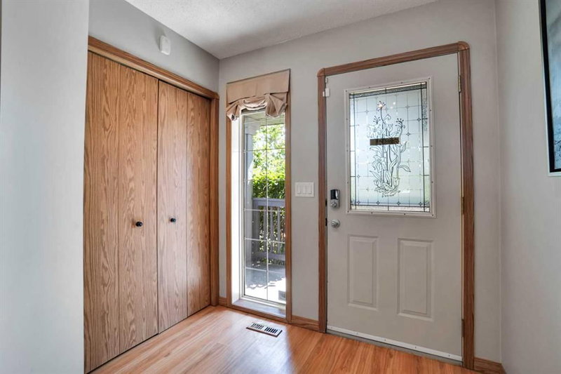 158 Saratoga Close NE, Monterey Park — interior photo 5