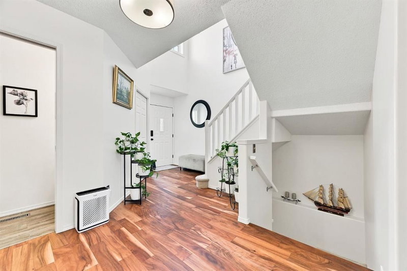 39, 10 Tuscany Valley View NW, Tuscany — interior photo