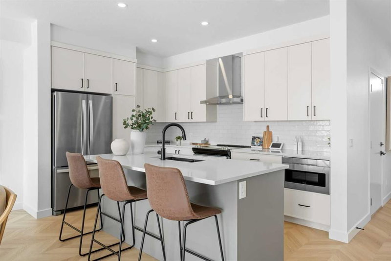 8493 21 Avenue SE, Belvedere — interior photo 5