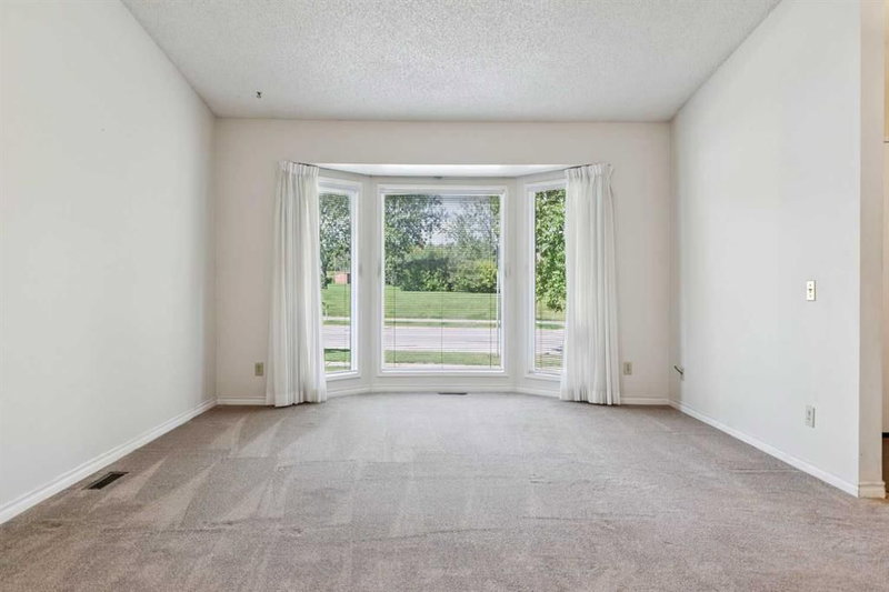 568 Strathcona Drive SW, Strathcona Park — interior photo 6