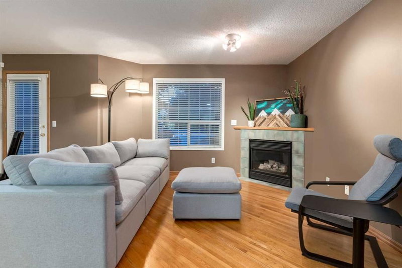 59 MT ABERDEEN Manor SE, McKenzie Lake — interior photo