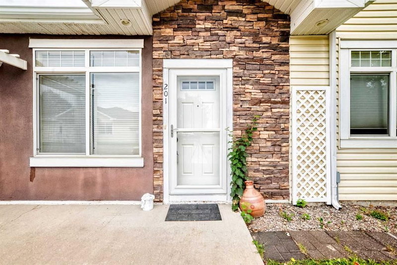 201 Sunvale Crescent NE, High River — interior photo