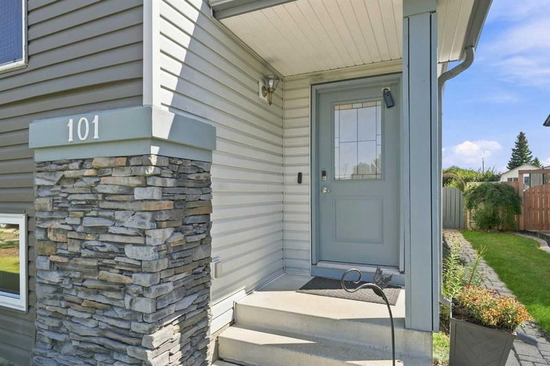 101 Jewell Street, Red Deer — listing photo 2