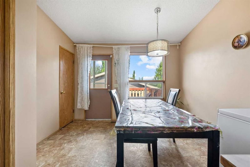 327 Shawbrooke Circle SW, Shawnessy — interior photo 7