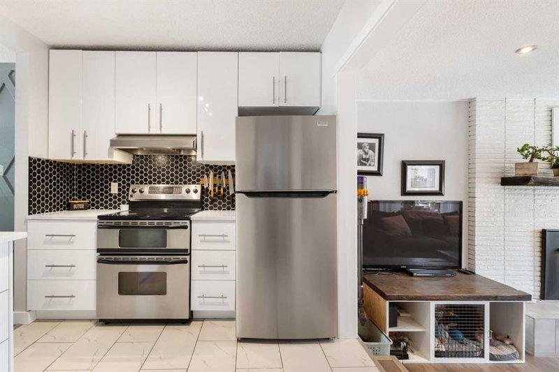 809 68 Avenue SW, Kingsland — interior photo