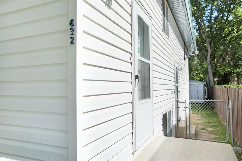632 1 Street W