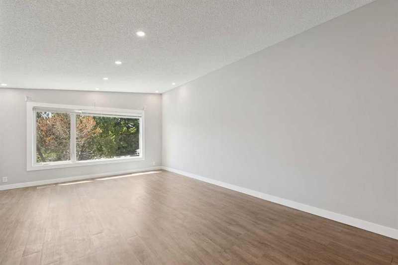 702 Kingsmere Crescent SW, Kingsland — interior photo 7