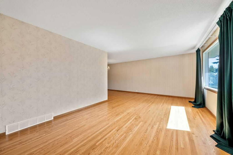 28 Brazeau Crescent SW, Braeside — interior photo