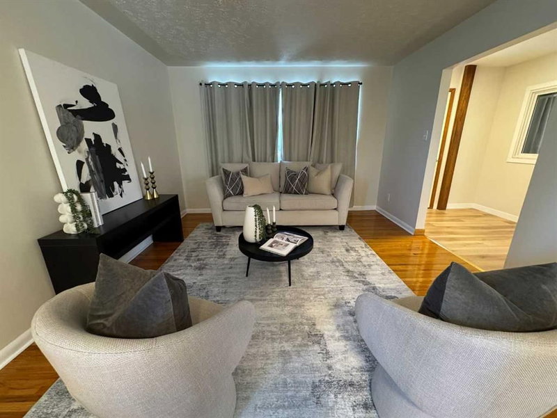 4312 45 Street SW, Glamorgan — interior photo