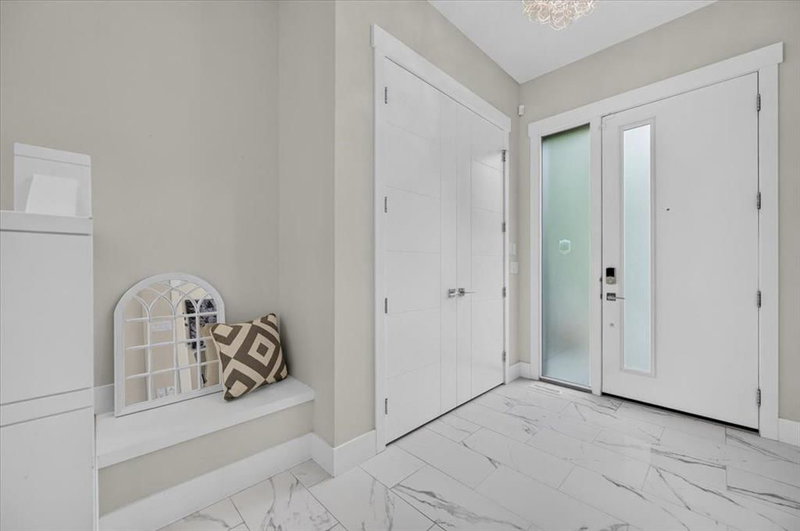 404 12 Avenue NW, Crescent Heights — interior photo