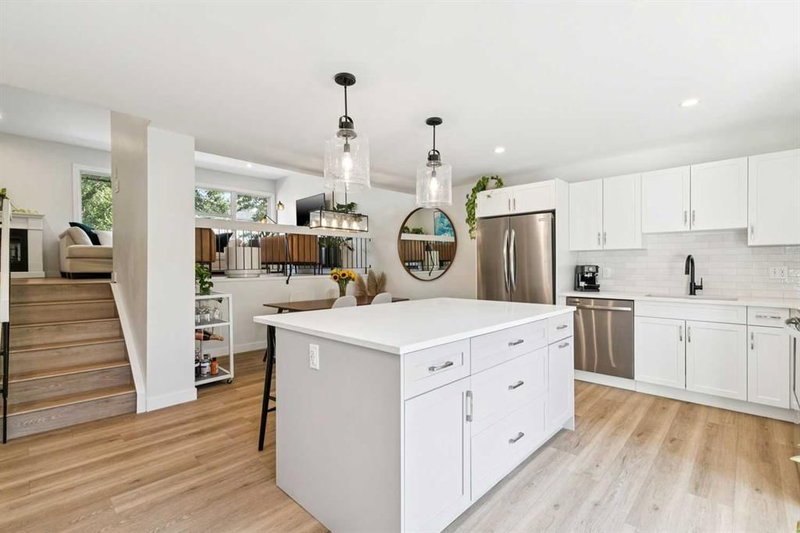 16 Brae Glen Court SW, Braeside — interior photo