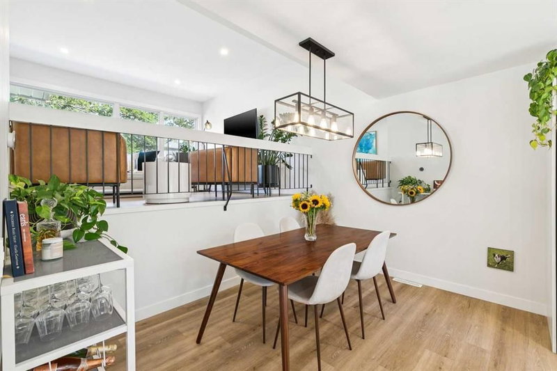 16 Brae Glen Court SW, Braeside — interior photo 5