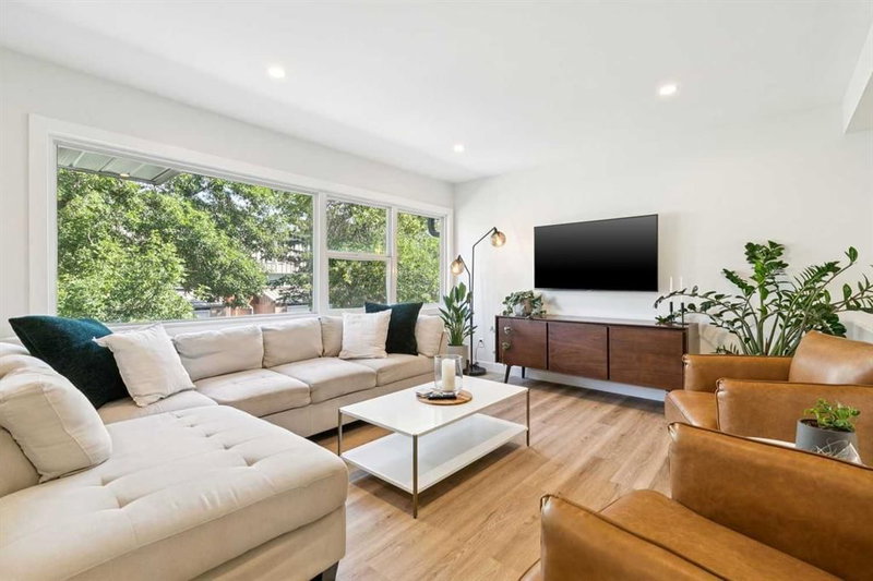 16 Brae Glen Court SW, Braeside — interior photo 6