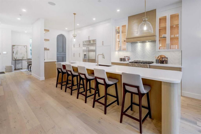 2042 56 Avenue SW, North Glenmore Park — interior photo 5