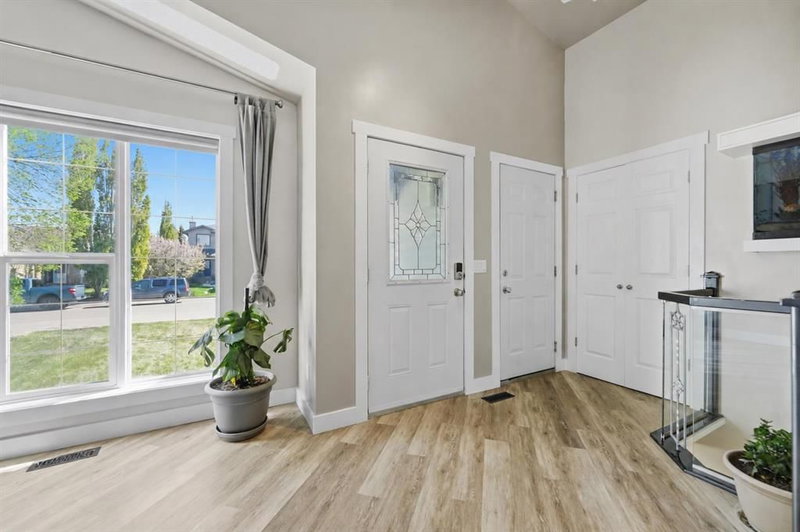 206 Highwood Village Place NW