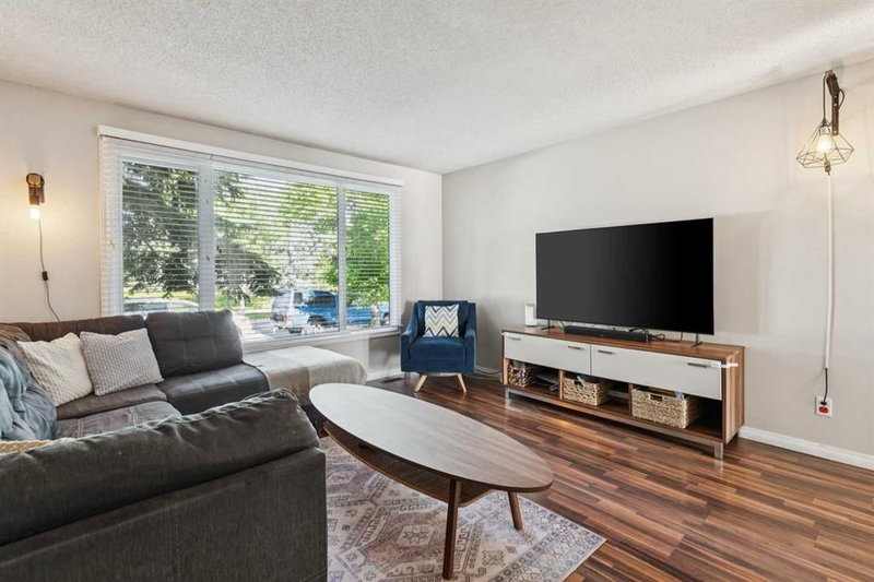 558 Strathcona Drive SW, Strathcona Park — interior photo