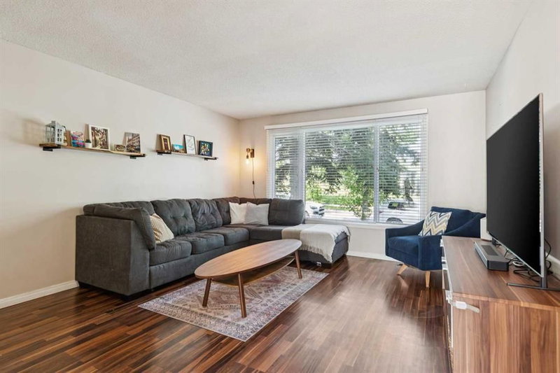 558 Strathcona Drive SW, Strathcona Park — interior photo 5