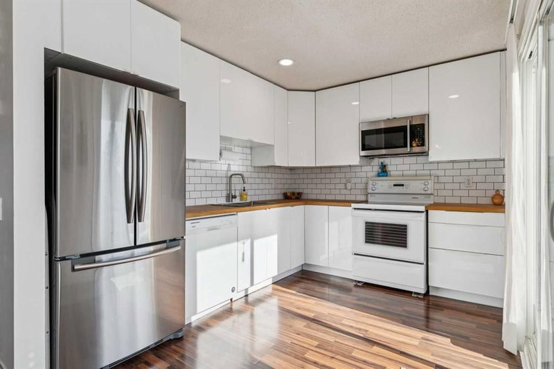 558 Strathcona Drive SW, Strathcona Park — interior photo 6