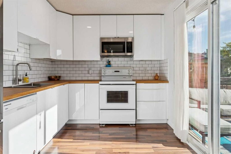 558 Strathcona Drive SW, Strathcona Park — interior photo 7