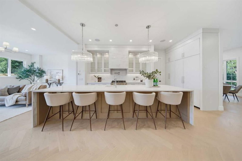 2407 4 Avenue NW, West Hillhurst — interior photo