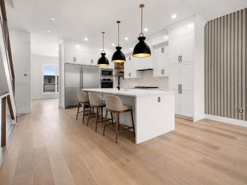 1907 28 Avenue SW, South Calgary — interior photo
