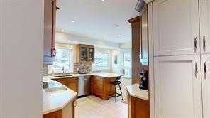 716 55 Avenue SW, Windsor Park — interior photo