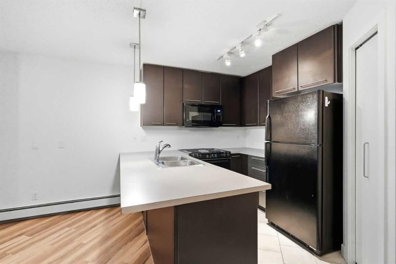 235, 35 Richard Court SW, Lincoln Park — interior photo