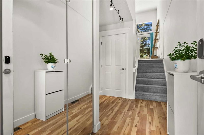 208 Queenston Heights SE, Queensland — interior photo