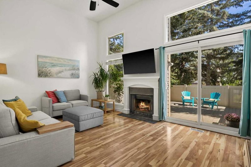 208 Queenston Heights SE, Queensland — interior photo 6