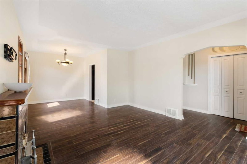 1741 24 Street SW, Shaganappi — interior photo 5