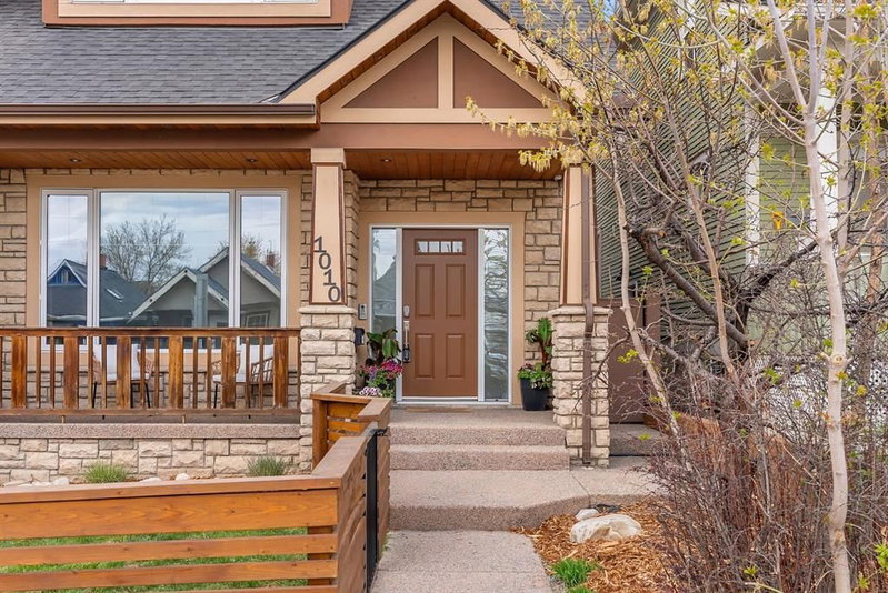 1010 19 Avenue SE, Ramsay — interior photo