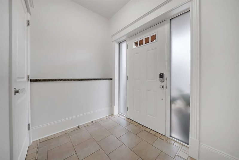 1010 19 Avenue SE, Ramsay — interior photo 7