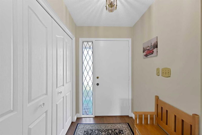 256 Parkwood Close SE, Parkland — interior photo