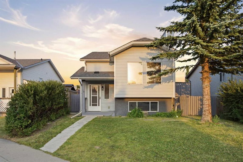 52 Erin Meadows Court SE, Erin Woods — interior photo