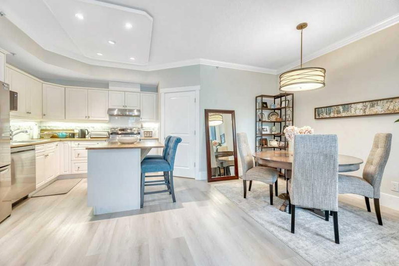 210, 4 14 Street NW, Hillhurst — interior photo