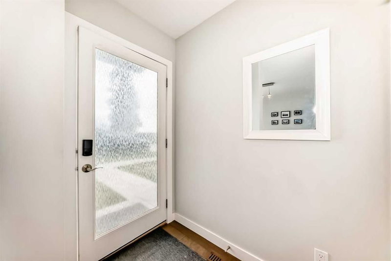 67 30 Avenue SW, Erlton — photo 3