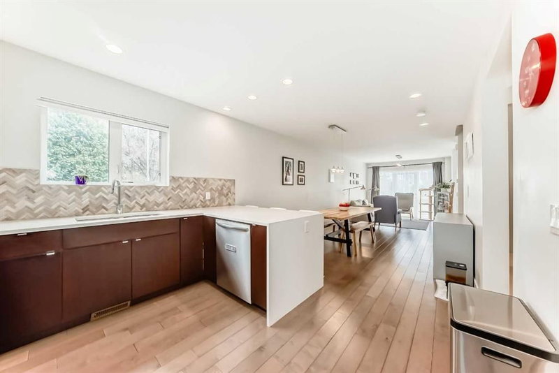 67 30 Avenue SW, Erlton — interior photo