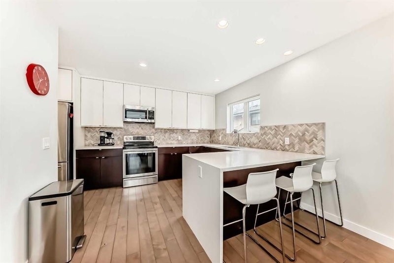 67 30 Avenue SW, Erlton — interior photo 5