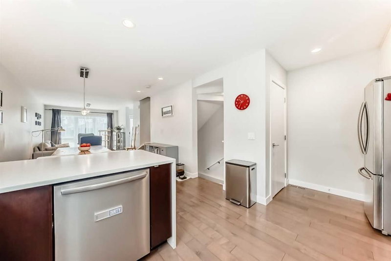 67 30 Avenue SW, Erlton — interior photo 6