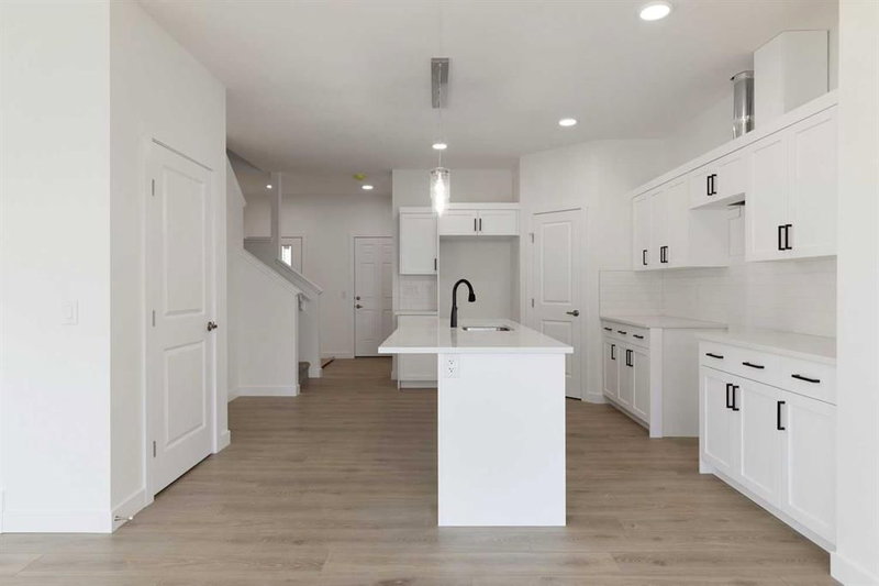 56 Heritage Manor, Cochrane — interior photo 5