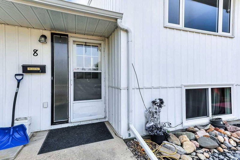 8 Whiteside Crescent