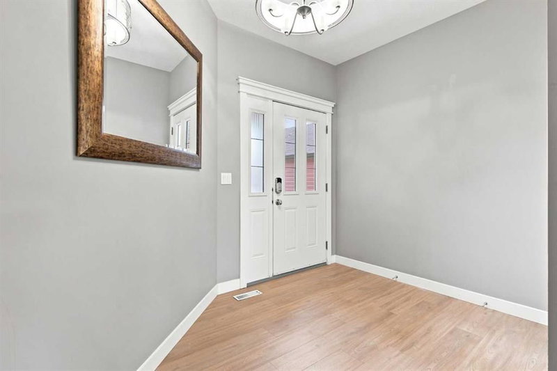 47 Evanscrest Way NW, Evanston — photo 2