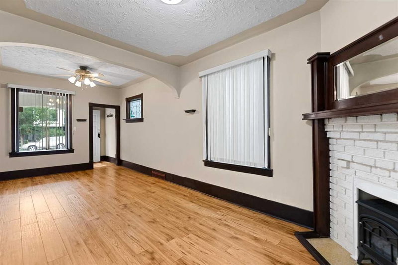 616 17 Avenue NW, Mount Pleasant — interior photo