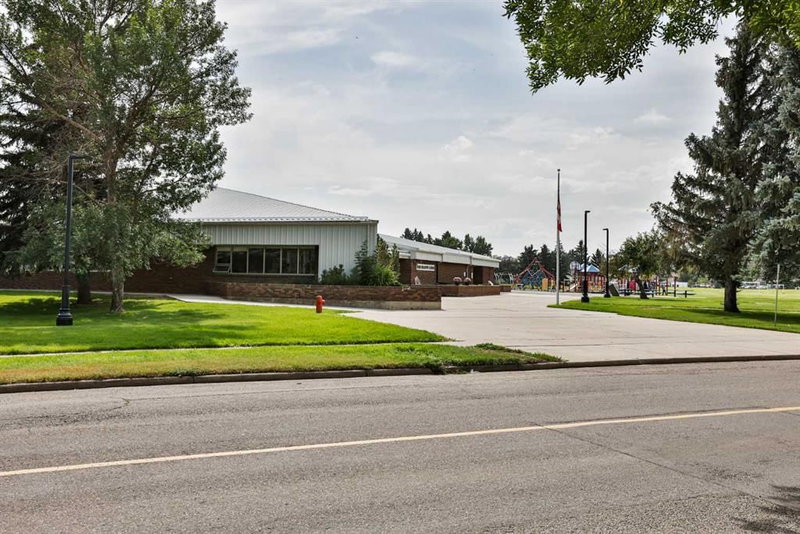 49 Meadowlark Boulevard N
