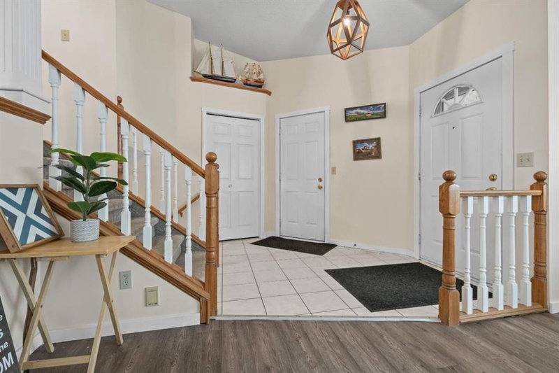 906 7 Street SE, Emerson Lake Estates — interior photo