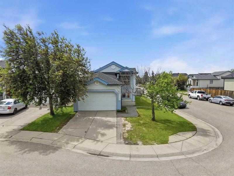 Detached at 33 MARTIN CROSSING Green NE, Martindale — listing photo