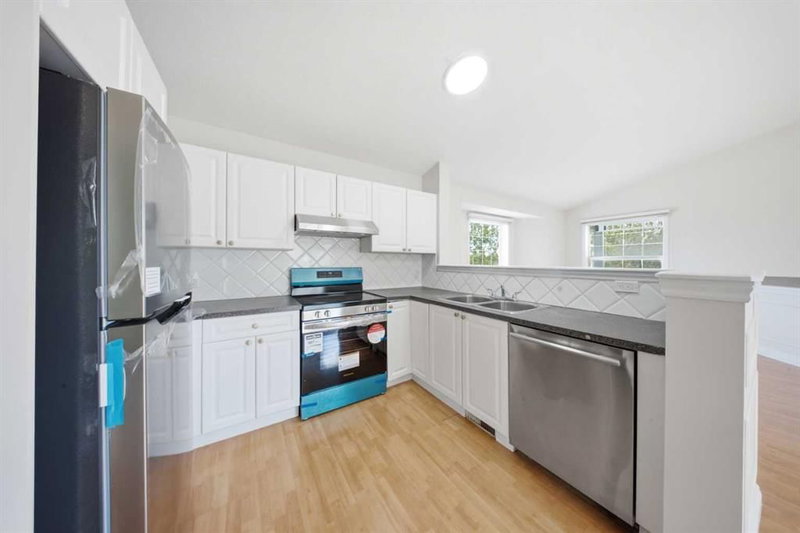 33 MARTIN CROSSING Green NE, Martindale — interior photo 6